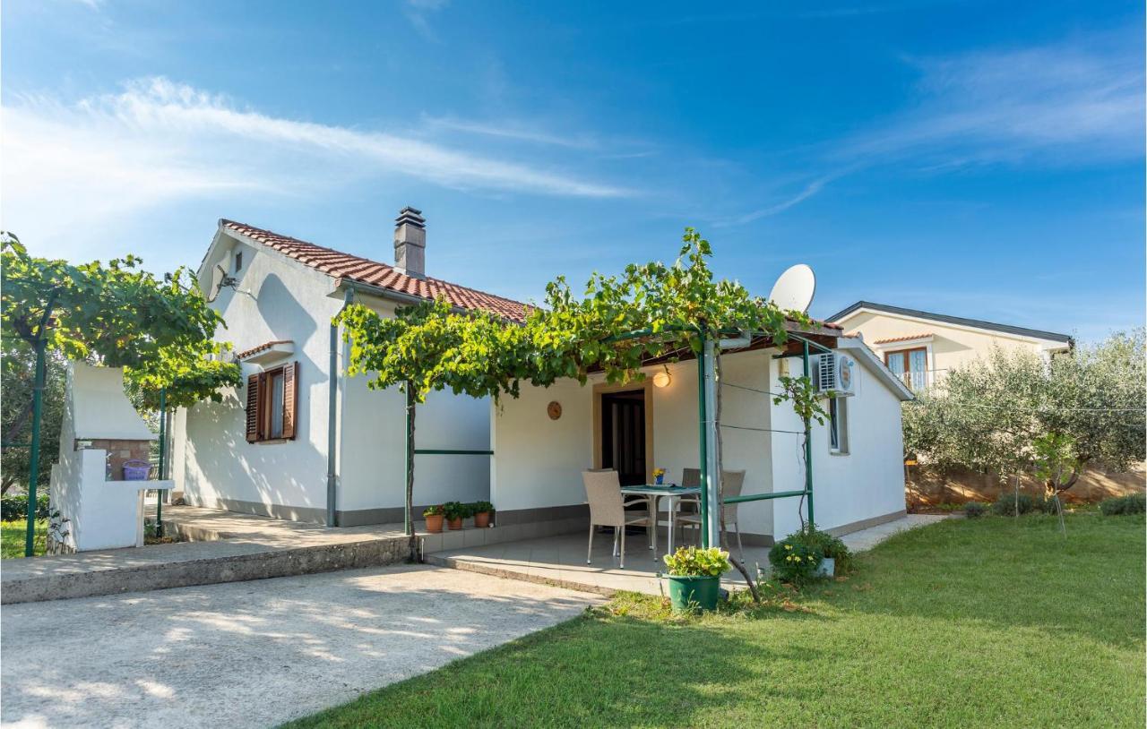 1 Bedroom Beautiful Apartment In Linardići Buitenkant foto