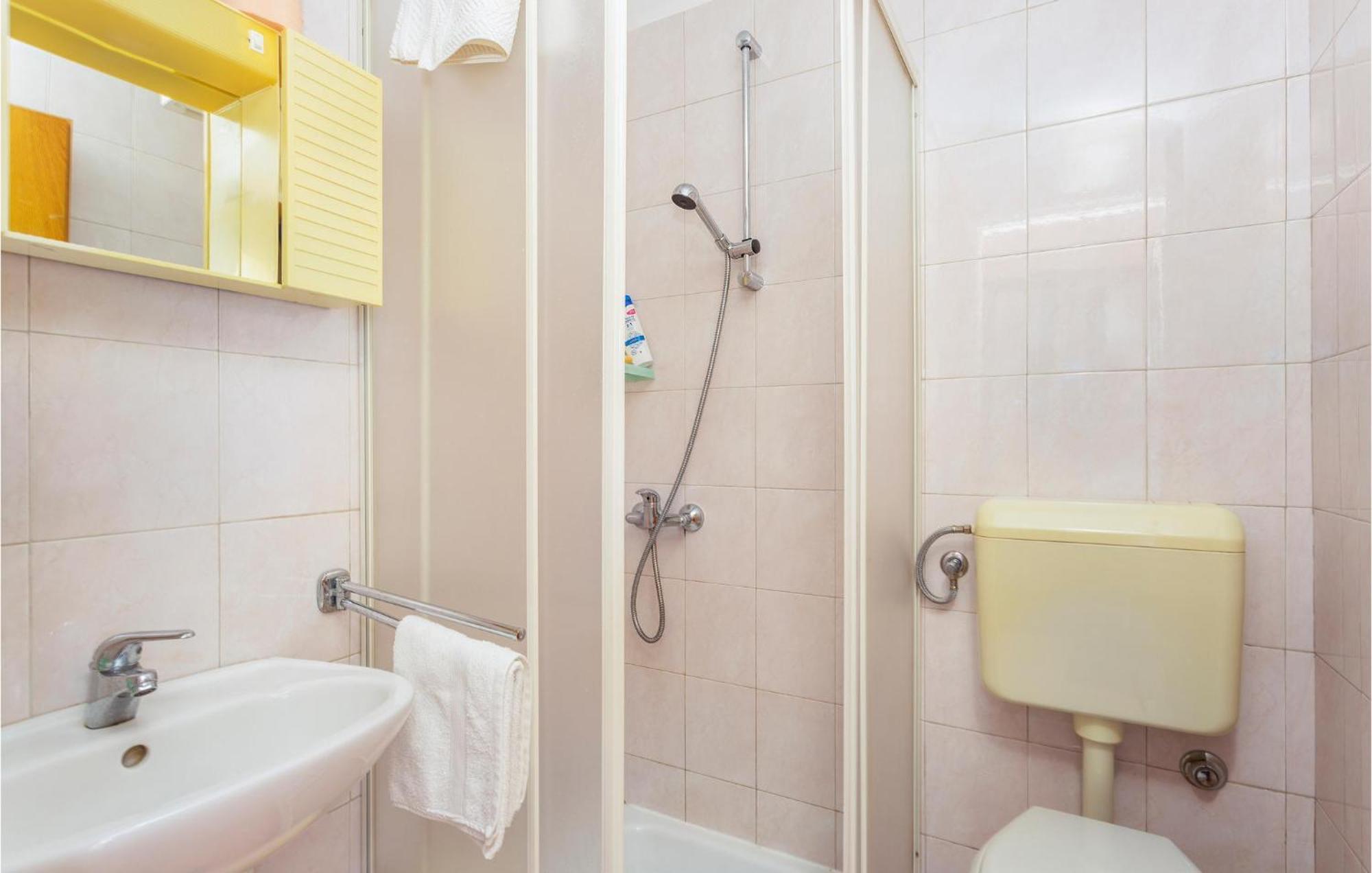 1 Bedroom Beautiful Apartment In Linardići Buitenkant foto