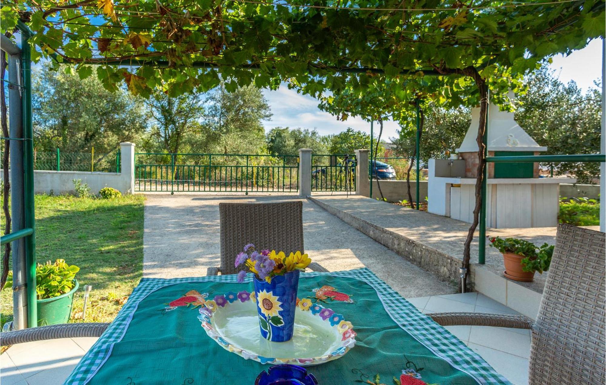 1 Bedroom Beautiful Apartment In Linardići Buitenkant foto